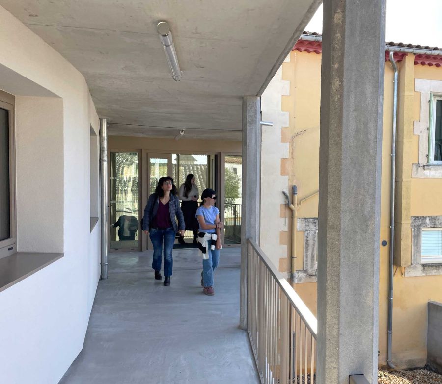 Distribution des nouvelles classes par une coursive ouverte sur la cour et le puech des Mourgues en arrière-plan