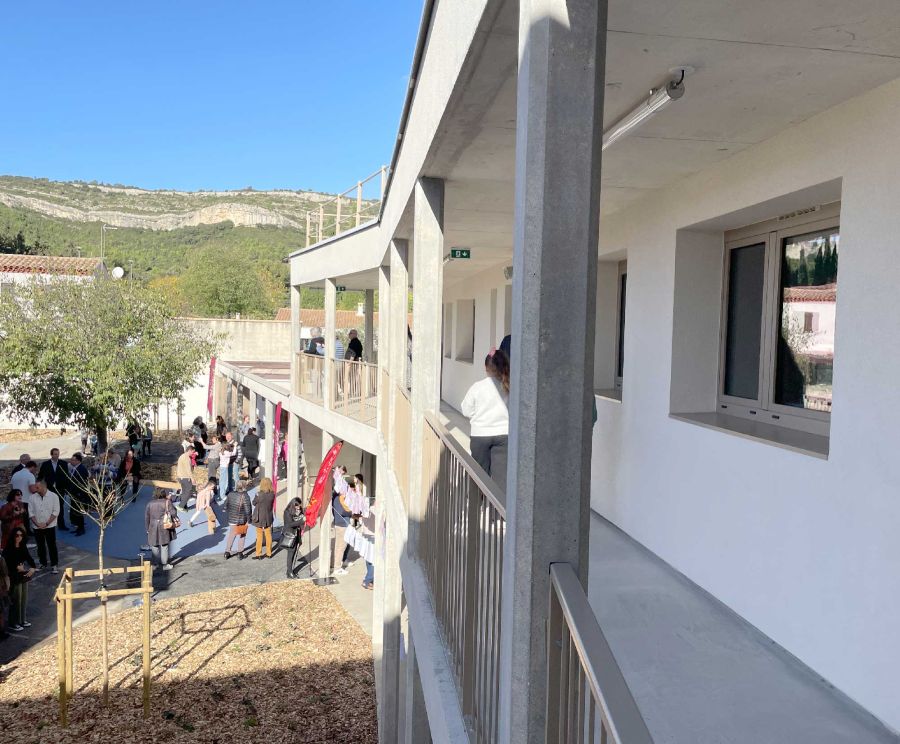 Distribution des nouvelles classes par une coursive ouverte sur la cour et le puech des Mourgues en arrière-plan