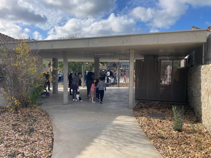 Nouveau préau et cour de récréation désimperméabilisée