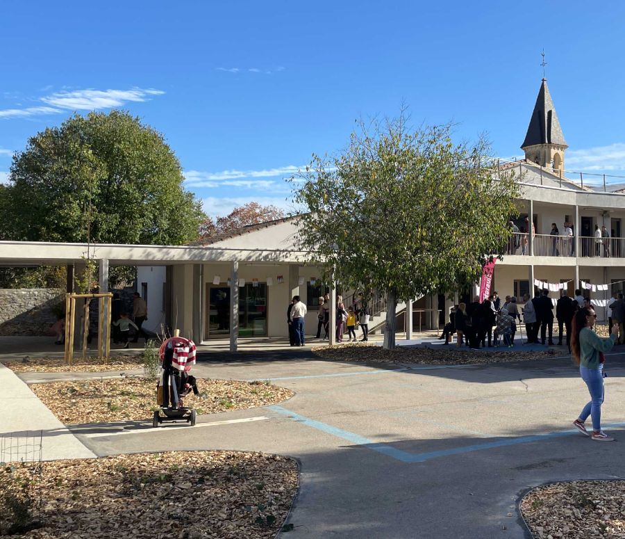Nouveau préau et cour de récréation désimperméabilisée