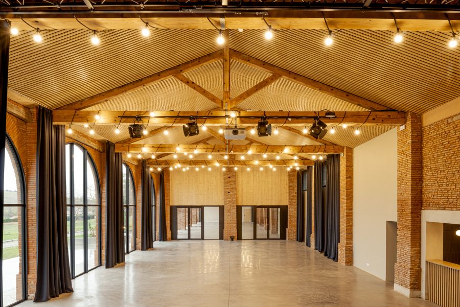 Vue intérieure de la salle polyvalente ©Antoine Huot, OECOArchitectes