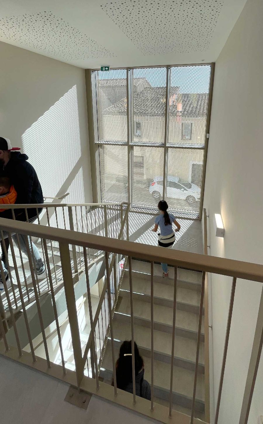 Hall d’entrée de l’école donnant accès à la salle de motricité mutualisée avec les associations du village