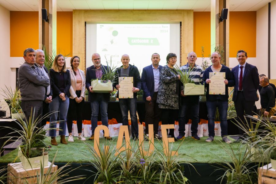 les représentants des communes de la 2eme catégorie recevant leurs diplomes