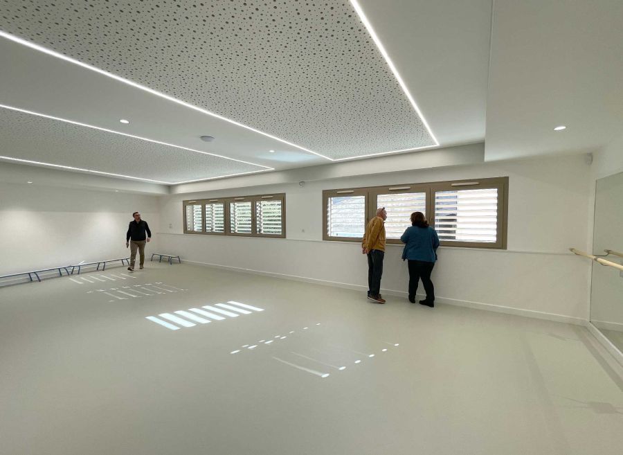 Hall d’entrée de l’école donnant accès à la salle de motricité mutualisée avec les associations du village