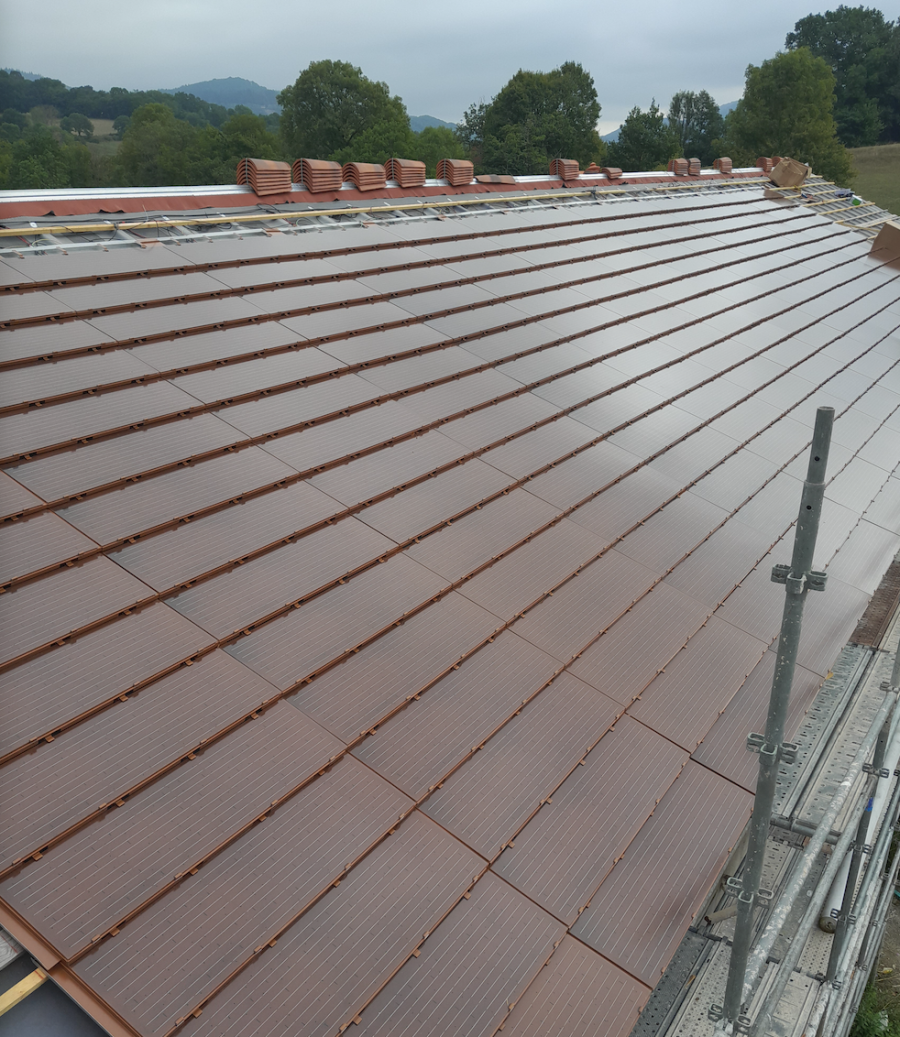 panneaux photovoltaïques rouges