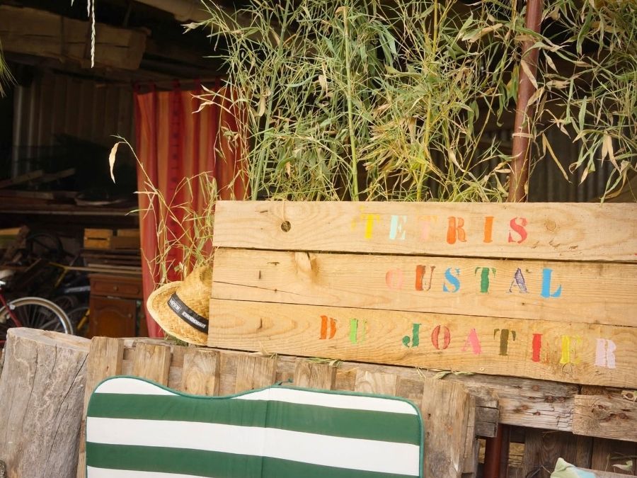 Enseigne en bois de l'oustal du joatier