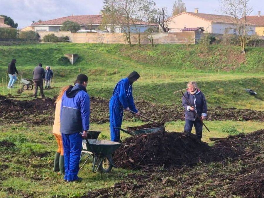 Chantier participatif dans un champ 