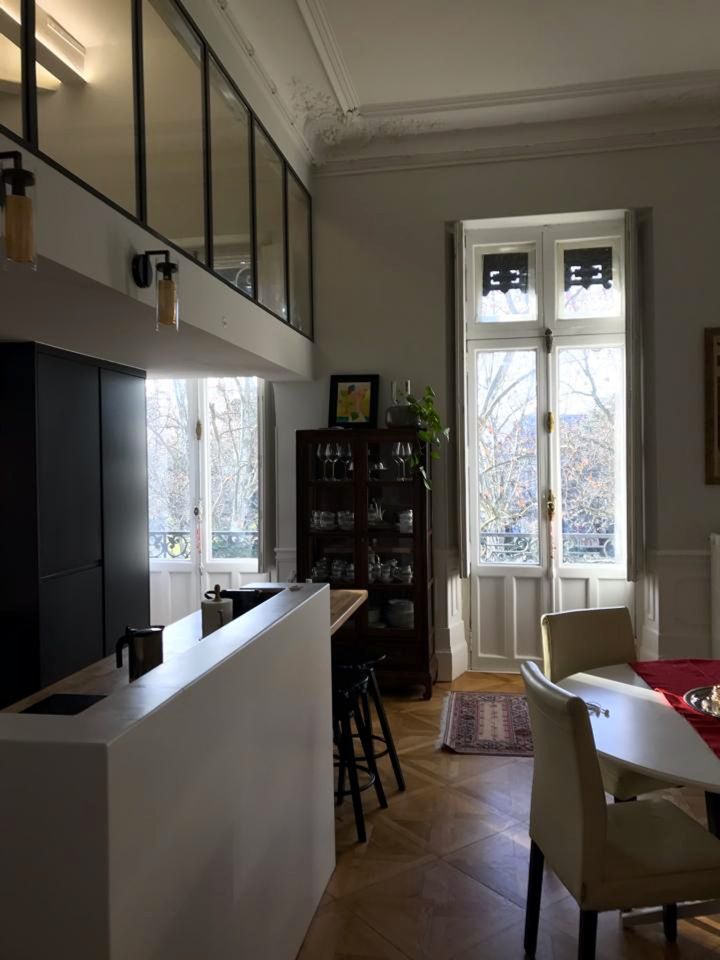 Vue intérieure d'un appartement style haussmannien rénové par Nada El-Maari