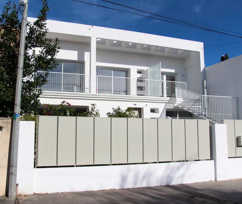 Vue de la façade extérieure d'une maison des années 60 rénovée par l'Atelier d'architecture Pilon & Georges