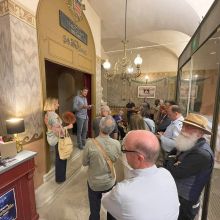 Visite du théâtre municipal parJulie Garcin Saudo et Frédéric Gourdon, directeur du Service culture de la ville de Pézenas