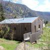 Maison en bois et béton adaptée à un terrain en pente (Ariège)  Crédit : V2S Architectes / CAUE 09