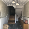 Intérieur d'une grange de montagne rénové avec des matériaux sains / Prax architectes