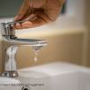 Main fermant un robinet ©Thank you for your assistant de Getty Images
