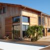 Vue extérieure d'une maison en bois conçue par Jean-François Collart