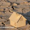 Maquette de maison posée sur un sol argilaux très sec