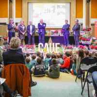 élus départemantaux présentant le concours devant des enfants