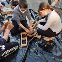 fabrication de briques de terre crue