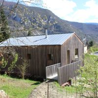 Maison en bois et béton adaptée à un terrain en pente (Ariège)  Crédit : V2S Architectes / CAUE 09