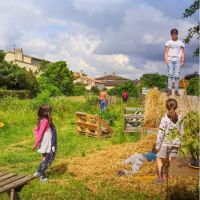 Enfants jouant dans la paille