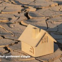 Maquette de maison posée sur un sol argilaux très sec