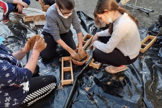 fabrication de briques de terre crue