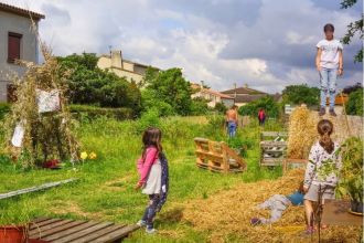 Enfants jouant dans la paille