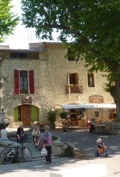 Saint-Martin-de-Londres, la place des platanes. Crédit photo : Henry Moreau
