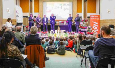 élus départemantaux présentant le concours devant des enfants
