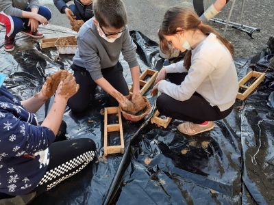 fabrication de briques de terre crue