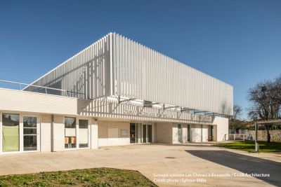 Facade sud du groupe scolaire Les Chênes à Beauzelle / C+2B Architecture / Crédit photo = Envirobat Occitanie