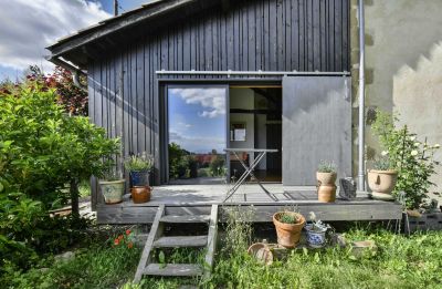 Vue de la façade arrière d'une grange rénovée en maison par l'Agence MC Couthenx