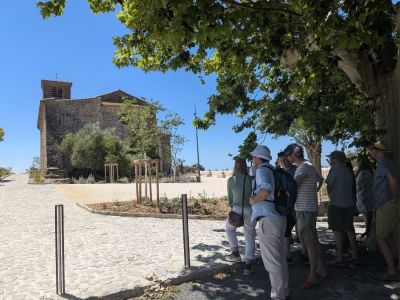 Groupe devant l'église de Barbaira