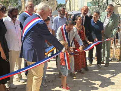 Inauguration de la place de la République par les élus