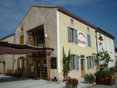 Bistrot de pays à Pailhes en Ariège - Exemple d'un bâti ancien rénové qualitativement