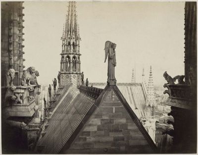 Vue de Notre-Dame de Paris avec la flèche et l’ange du Jugement dernier