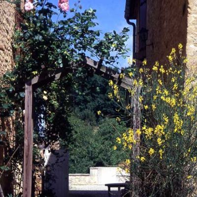 Espace public dans le bourg de Goujounac (Lot)