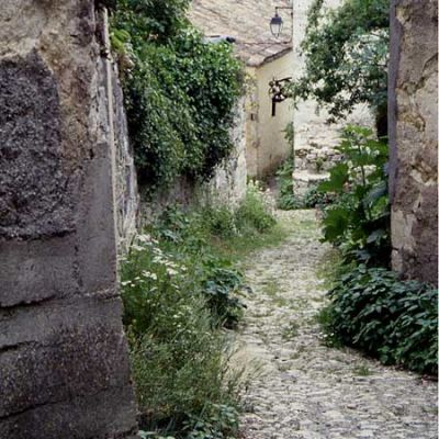 Ruelle du vieux Montcuq (Lot) conservant une calade de pierre et un décor traditionnel.