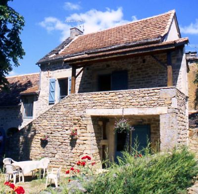 Ferme en pierre reconvertie en gîte, à St-Projet
