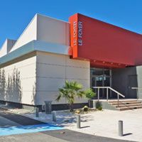 Vue sur l'entrée de l'espace culturel et sportif d