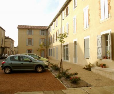 Ancienne usine réhabilitée en logements, à Septfon