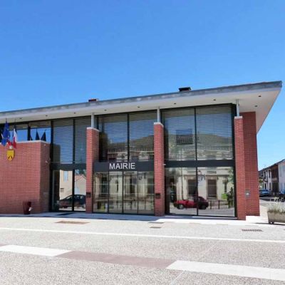 Vue générale de la mairie depuis la place