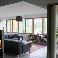 Vue du salon et de son bandeau de fenêtres