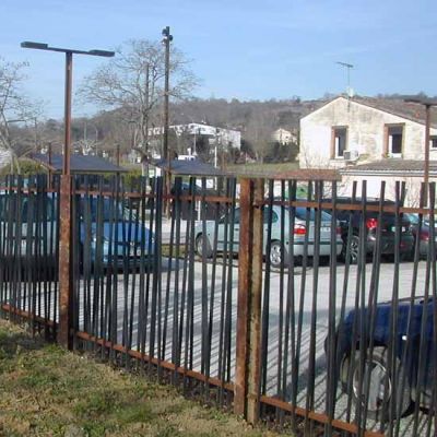 Anciens rails servant de clôture et luminaires