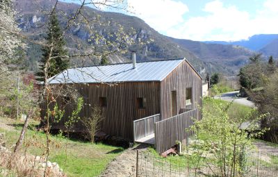 Maison en bois et béton adaptée à un terrain en pente (Ariège)  Crédit : V2S Architectes / CAUE 09