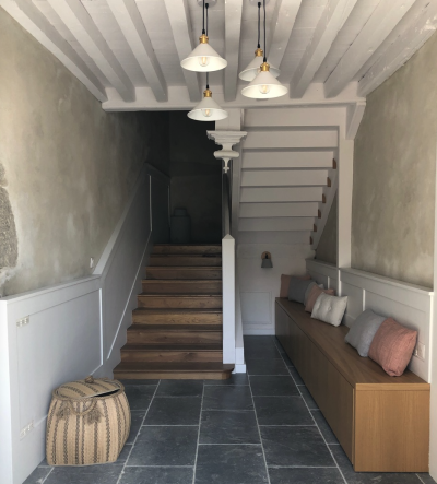 Intérieur d'une grange de montagne rénové avec des matériaux sains / Prax architectes