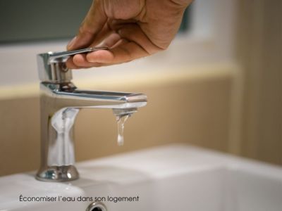 Main fermant un robinet ©Thank you for your assistant de Getty Images