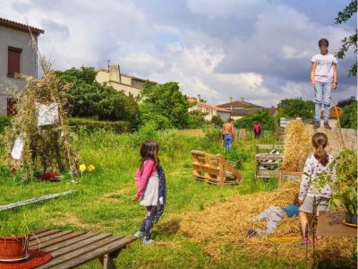 Enfants jouant dans la paille