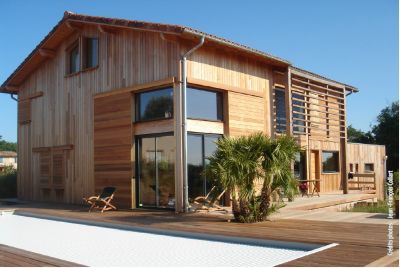 Vue extérieure d'une maison en bois conçue par Jean-François Collart