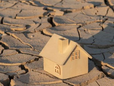 Maquette de maison posée sur un sol argilaux très sec