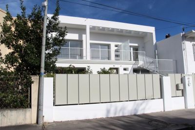 Vue façade sur rue d'une maison années 60 rénovée par Pilon & Georges